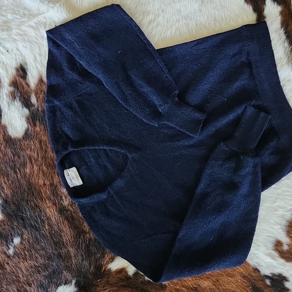 Vintage 100% Alpaca v-neck sweater - Picture 3 of 3